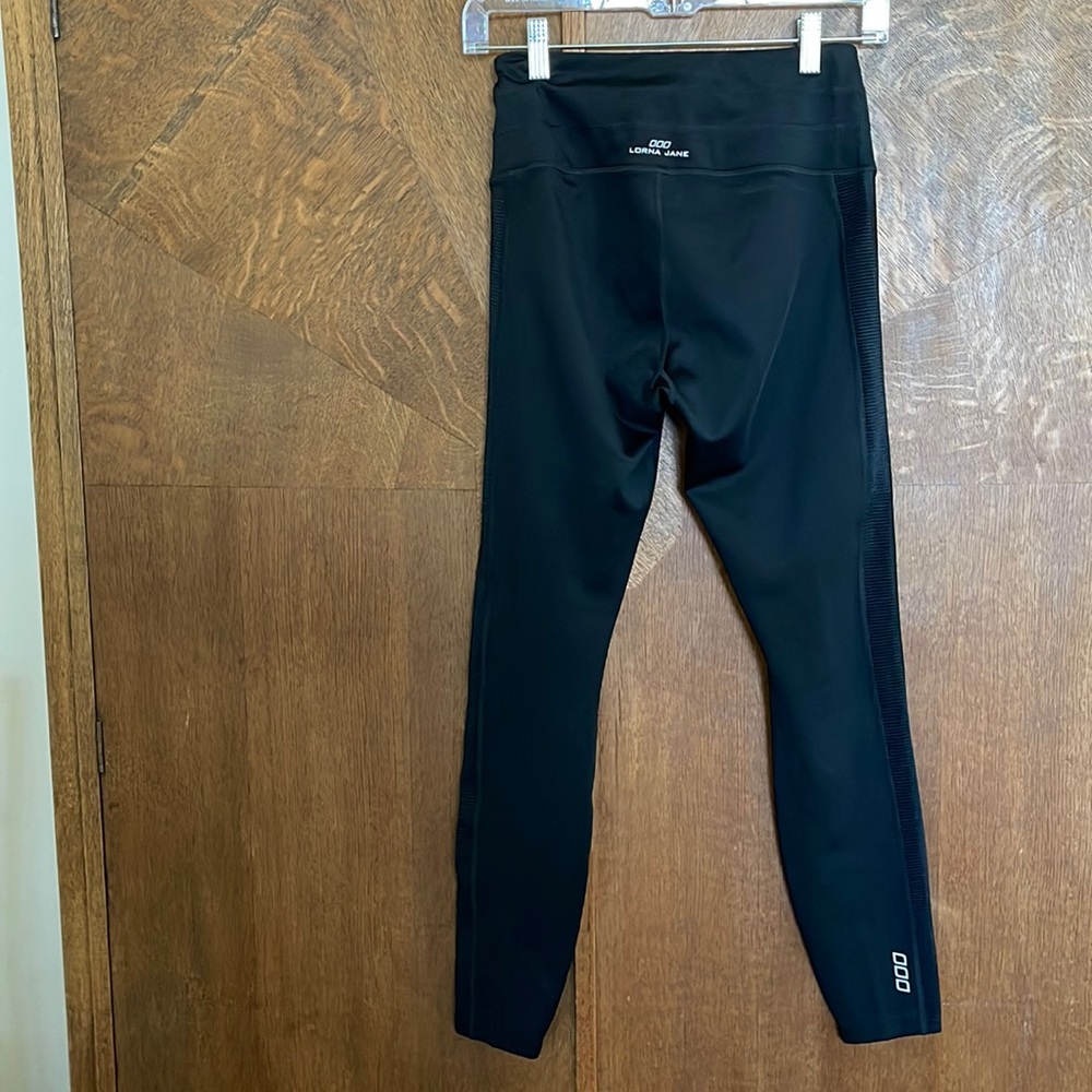Lorna Jane high rise leggings fitness athletic side stripe black on black EUC